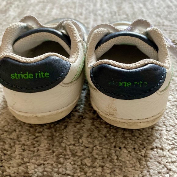 Stride Rite Soft Motion Arti Sneaker - Picture 2 of 4